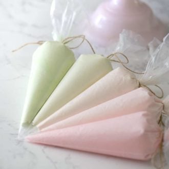 Maišeliai su itališku meringue sviesto kremu žalios arba rausvos spalvos gradientu