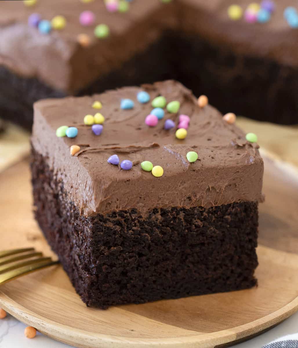 https://preppykitchen.com/wp-content/uploads/2019/04/chocolate-sheetcake-recipe-1200-a.jpg