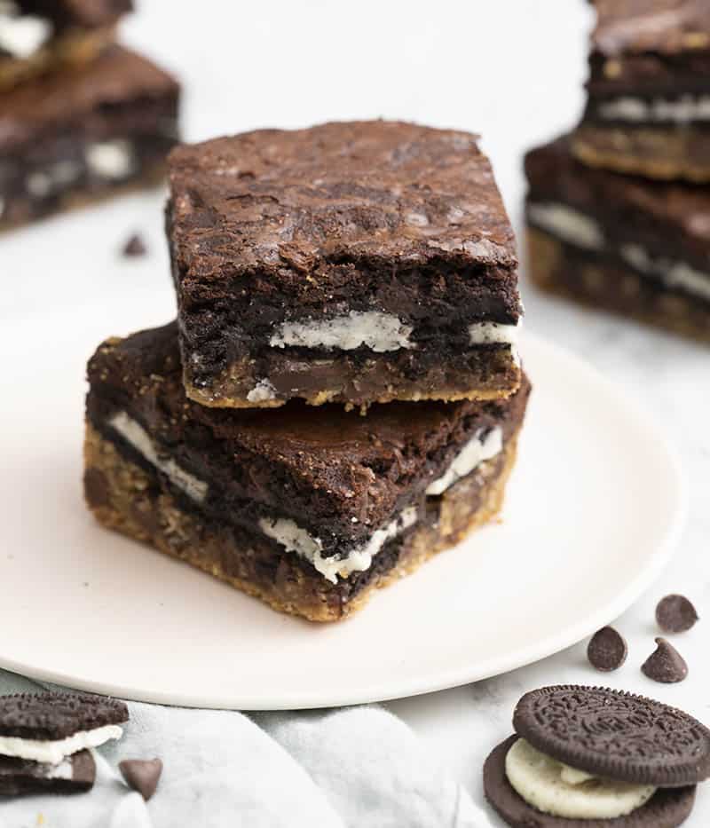 Slutty Brownies with oreos in the center on a pink plate.