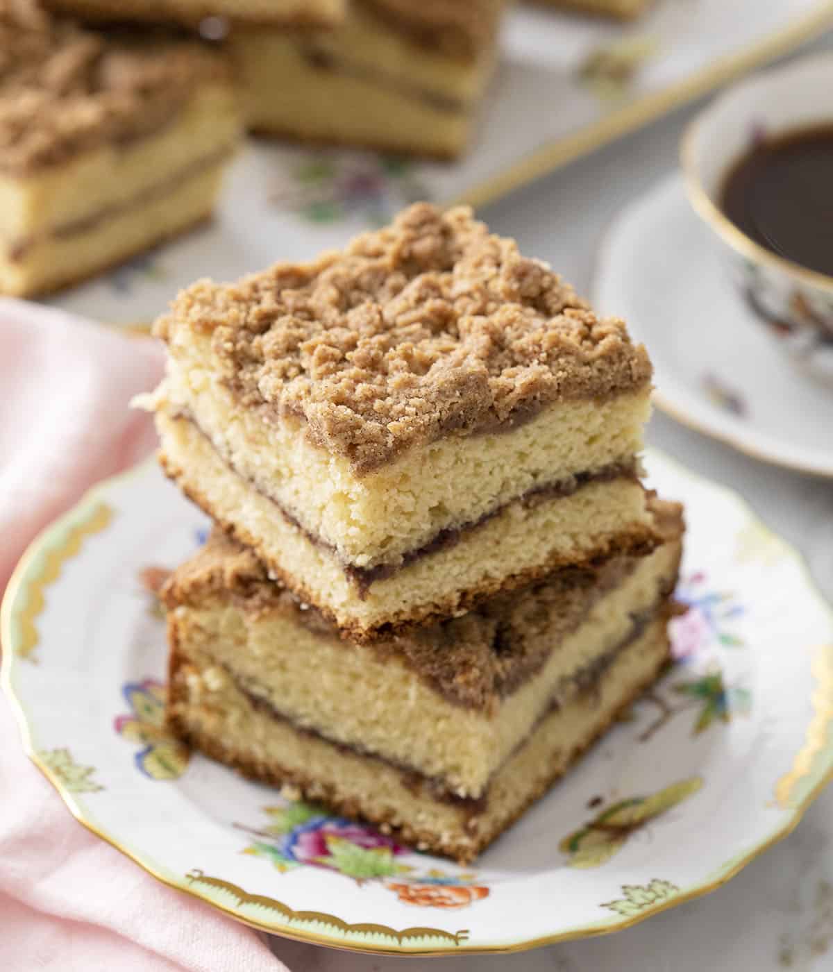 Twee stukken koffiecake met streusel topping op een bord.