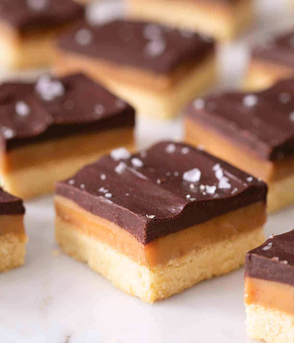 Sucrette cake with salted butter caramels or large shortbread