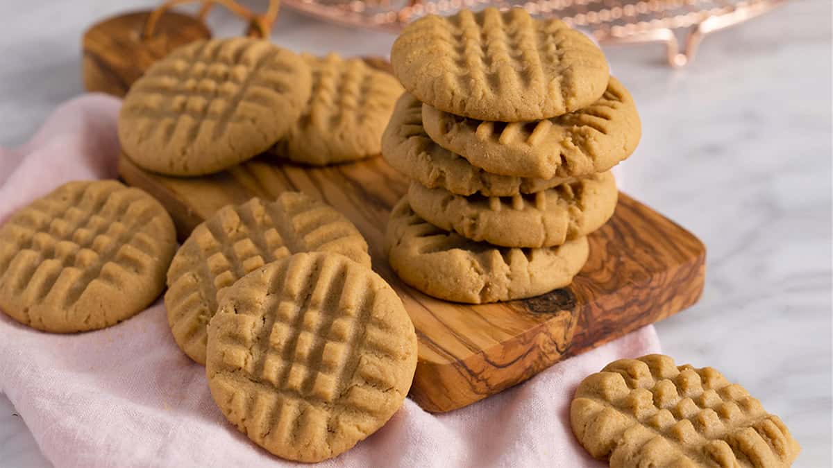 Easy Peanut Butter Cookies (With Video and Step by Step)