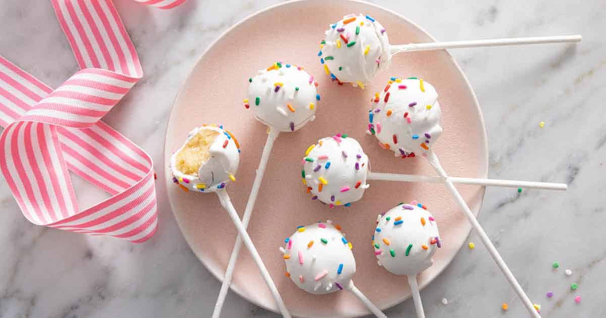 Create perfectly sized cake pops with this Sweetly Does It scissor action  baller. Easily scoop cake into uniform sized cake balls…