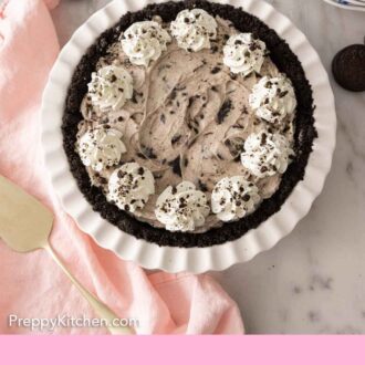 Pinterest graphic of an overhead view of an Oreo pie with dollops of whipped cream.