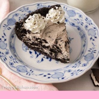 Pinterest graphic of a slice of Oreo pie on a plate.