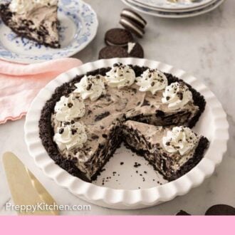 Pinterest graphic of an Oreo pie with slices cut out with a plate with a slice in the back.
