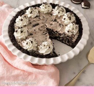 Pinterest graphic of a dish of Oreo pie with a slice cut out.