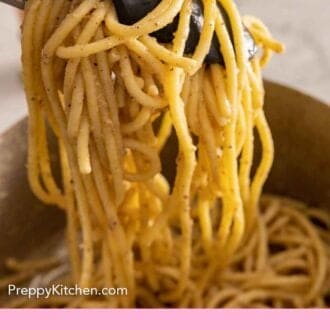 Pinterest graphic of tongs tossing cacio e pepe in a pot.