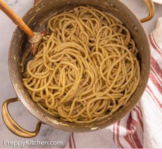 Pinterest graphic of a pot of cacio e pepe with a wooden spoon, mixing the pasta.