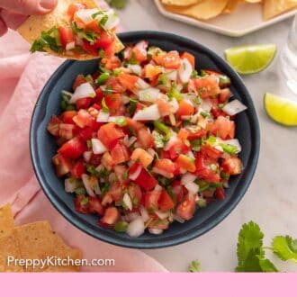 Pinterest graphic of a chip lifting out pico de gallo from a bowl of it.