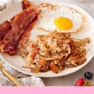 Pinterest graphic of hash browns, bacon strips, and a fried egg on a plate.