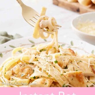 Pinterest graphic of a fork lifting up a bite of Instant Pot chicken alfredo from a plate.