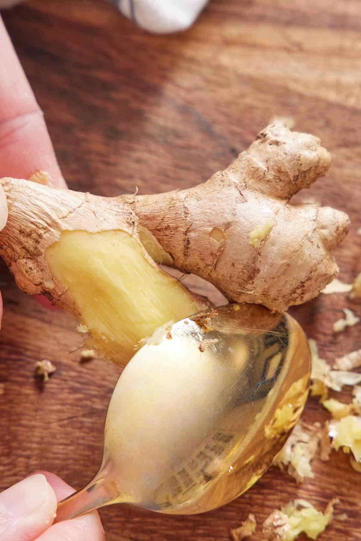 Ginger peeled with a spoon.